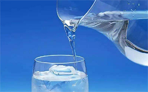 水放久了为什么有味道？